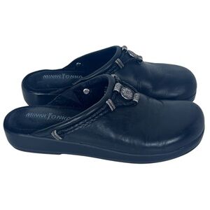 Minnetonka Silverthorne Black Leather Clogs Size 6 Braided Strap Silver Concho